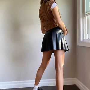 Aritzia pleated leather skirt size 2
